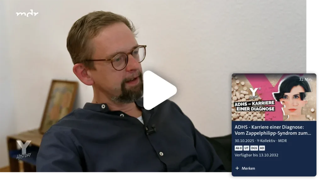Videostandbild aus einer MDR-Dokumentation. Ein Mann mit Brille sitzt auf einem Sofa und spricht. Rechts daneben ein Vorschaubild der Sendung mit Titel ADHS Karriere einer Diagnose und Link zur ARD Mediathek.